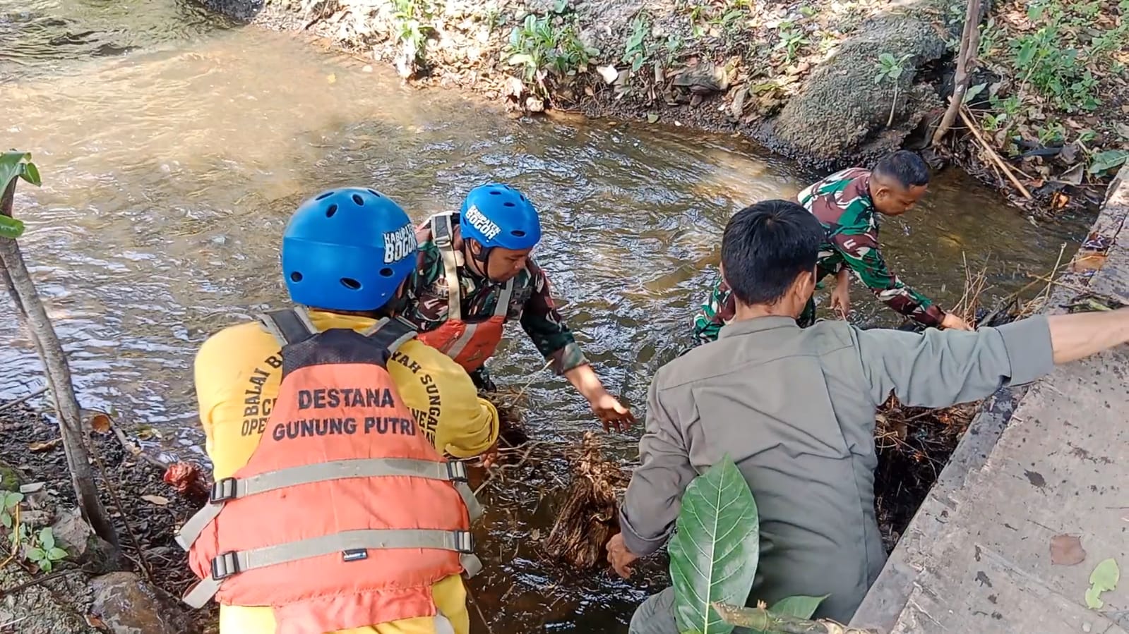 Antisipasi Banjir Muspika Gunung Putri Kolaborasi Bersihkan Saluran