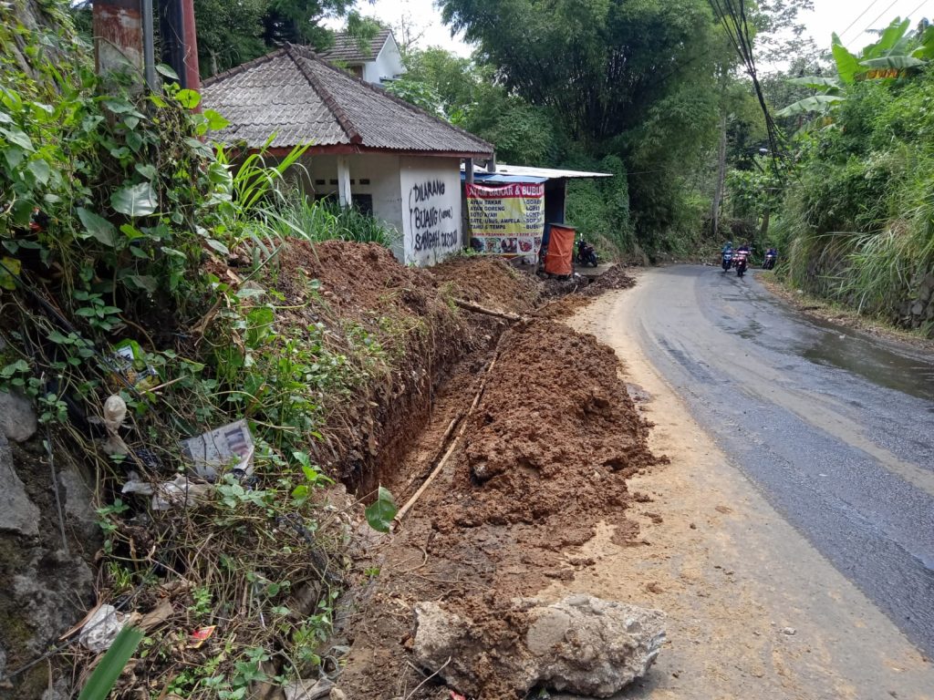 Pembangunan Drainase Jalan Cibedug Tanpa Dipasang Plang Proyek ...