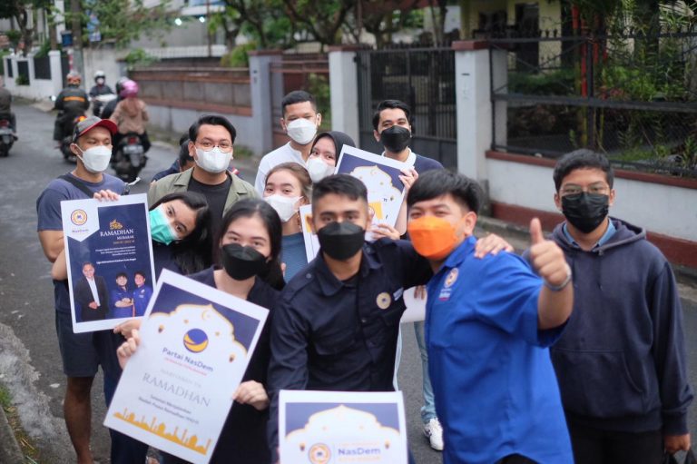 Liga Mahasiswa Nasdem Tebar Ratusan Paket Takjil Gratis