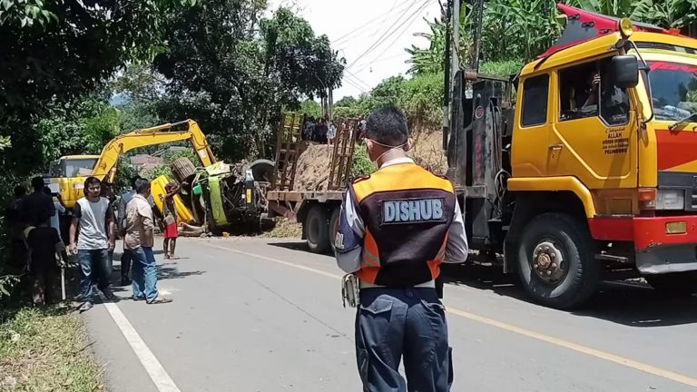 Rem Blong, Truk Pengangkut Excavator Ringsek
