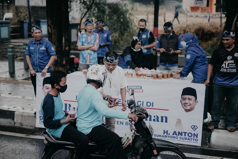 Peduli Sesama, Demokrat Kabupaten Bogor Bagikan Takjil kepada Masyarakat