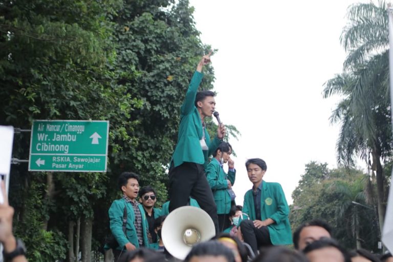 Aksi Mahasiswa UIKA, Geruduk Istana Bogor Tuntut Jokowi Untuk Ambil Sikap