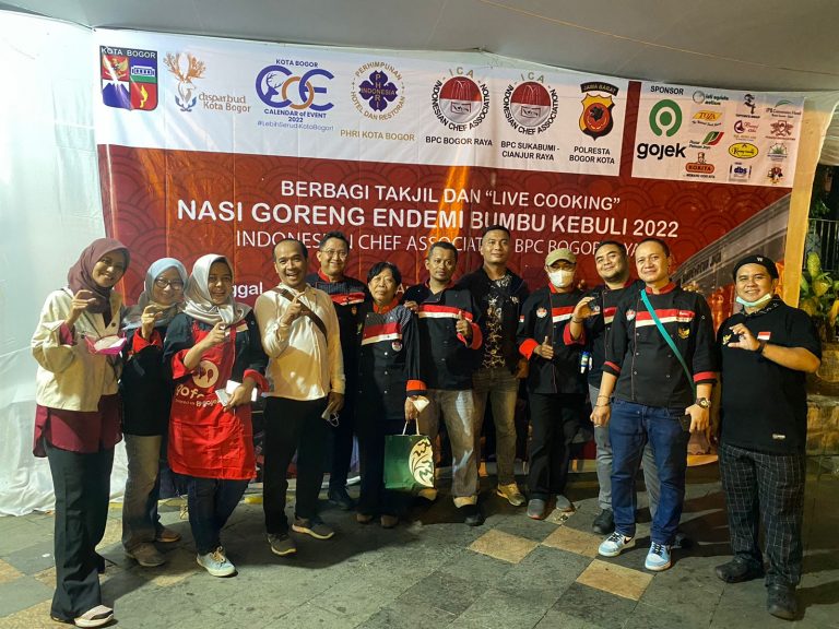 Serunya Memasak dan Berbagi 2.022 Porsi Takjil Nasi Goreng Kebuli