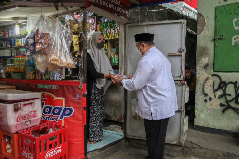 Selama Ramadhan, Atang Bagikan Ribuan Paket Berbuka dan Ratusan Sembako