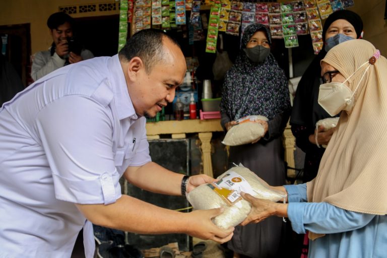 Selama Ramadhan, Atang Berbagi Ribuan Paket Berbuka dan Ratusan Sembako