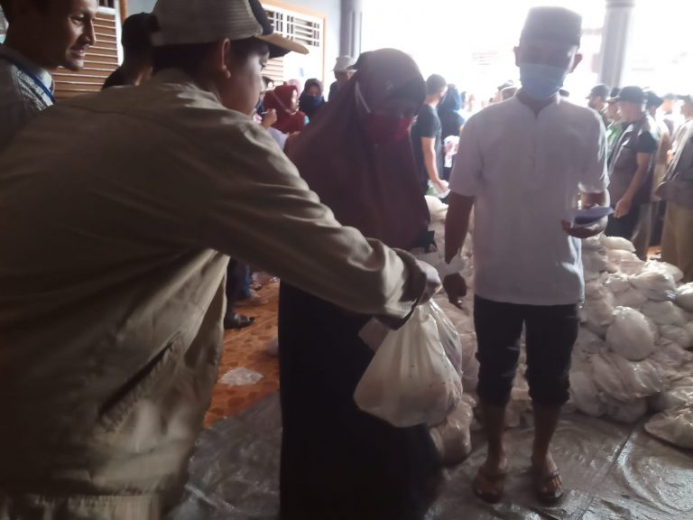 Berbagi Kebahagiaan, Warga Bantarkaret Diberi Paket Idul Fitri oleh Keluarga Besar H.Wahyudin