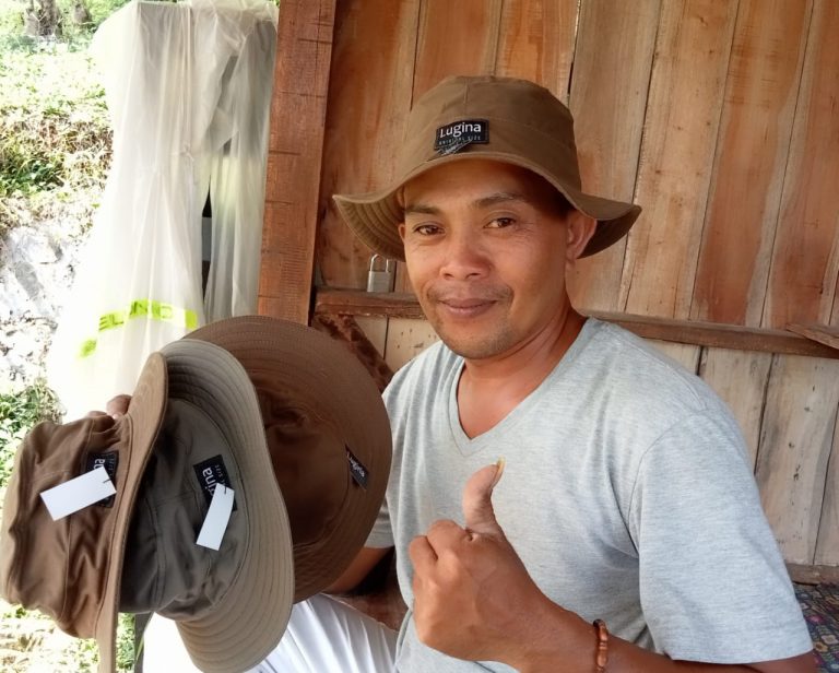 Kagumi Pelaku UKM, Tokoh Masyarakat Nanggung Borong Topi Rimba