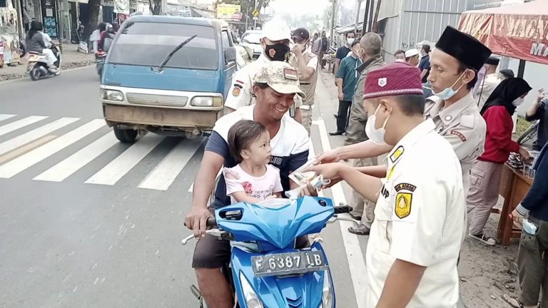 Pemcam Leuwisadeng Bagi-bagi Takjil ke Masyarakat