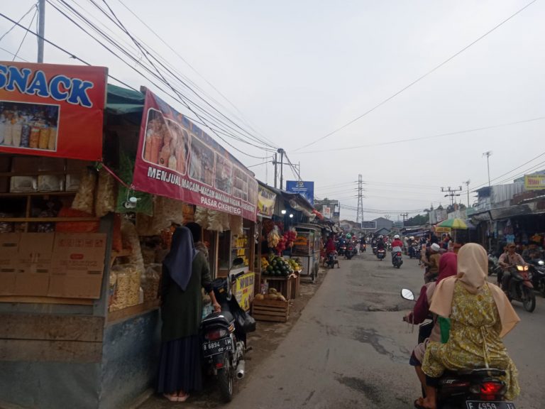 Berani Bayar Jutaan, PKL Depan Pasar Cikereteg Semakin Marak