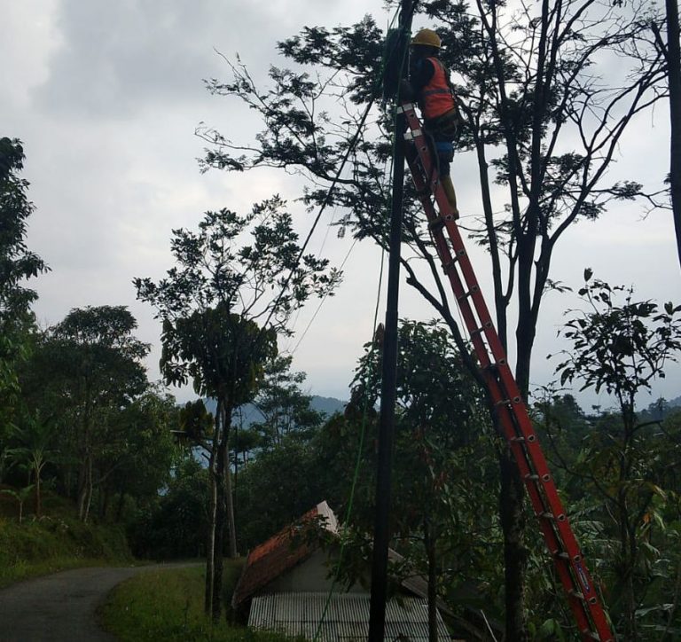 Petugas PLN Perbaiki Kabel Listrik yang Menjuntai ke Jalan