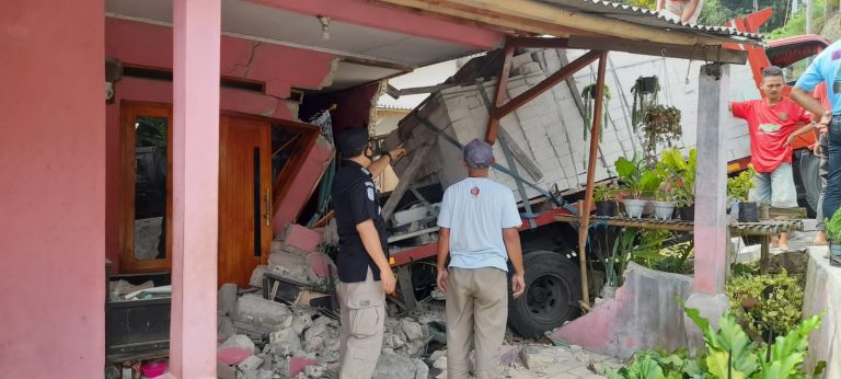 Tak Kuat Nanjak, Truk Hebel Hantam Rumah Warga