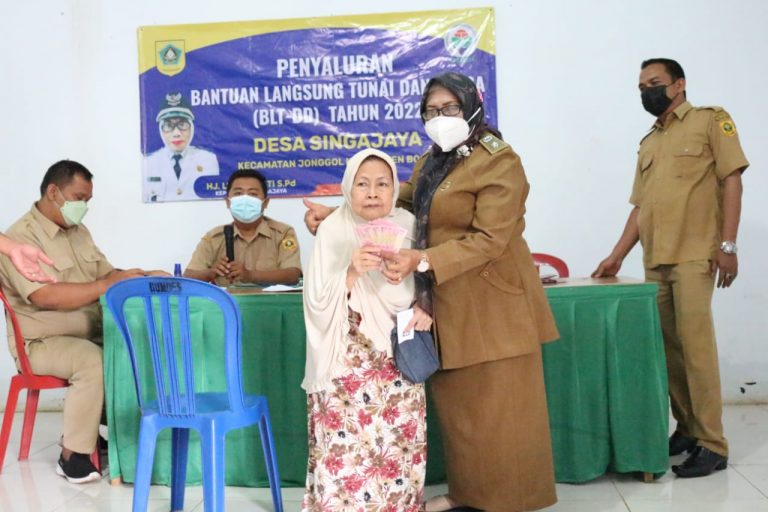 Pemdes Singajaya Bagikan BLT – DD untuk Beli Kebutuhan Pokok