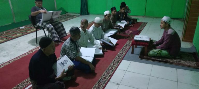 Tunanetra di Yayasan Cahaya Al Anshor Rajin Tadarus dengan Alquran Braille