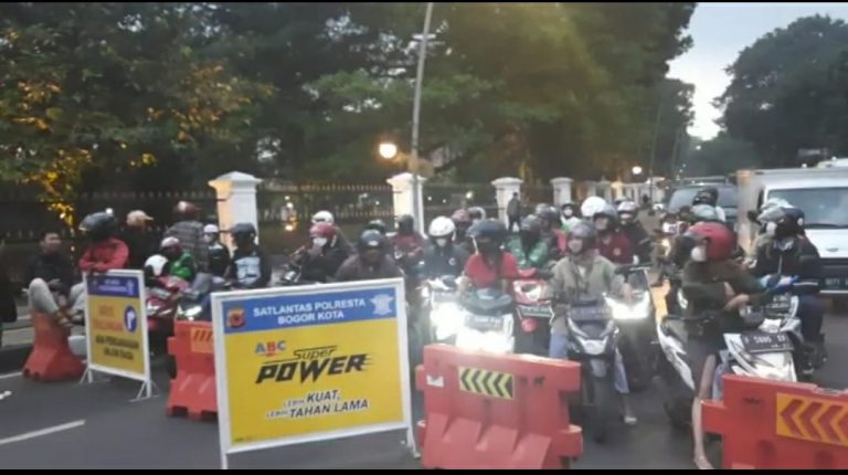 Macet Berjam-jam, Pengendara Terobos Barikade Polisi