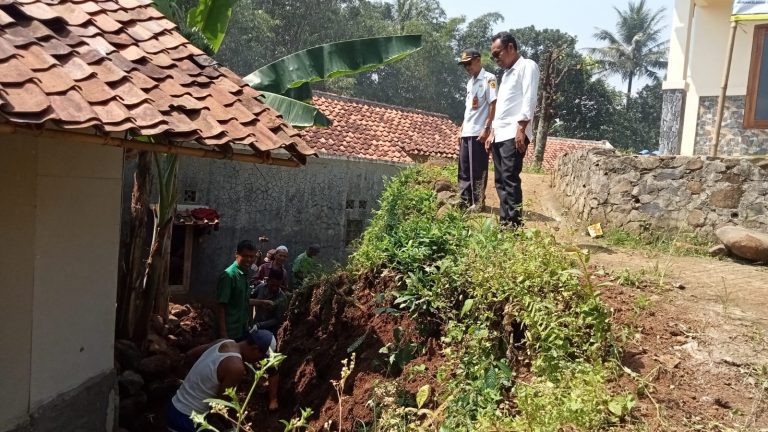 Antisipasi Terjadinya Longsor, Pemdes Sadengkolot Bangun TPT