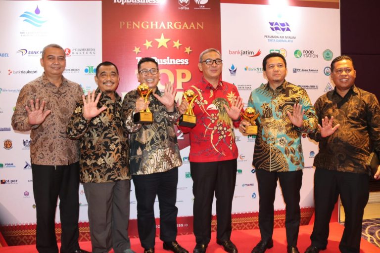 Perumda Pasar Tohaga Raih Tiga Penghargaan Top BUMD 2022 Bintang Lima