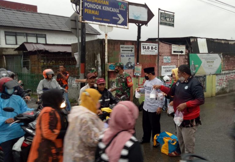 Alumni Rimba Madya Angkatan 95 Berbagi 1000 Takjil di Bulan Ramadhan