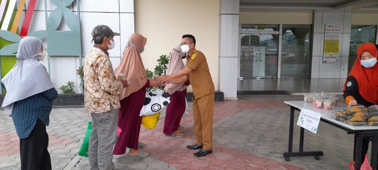 Peduli Terhadap Pegawainya, RSUD Leuwiliang Berikan Paket Lebaran