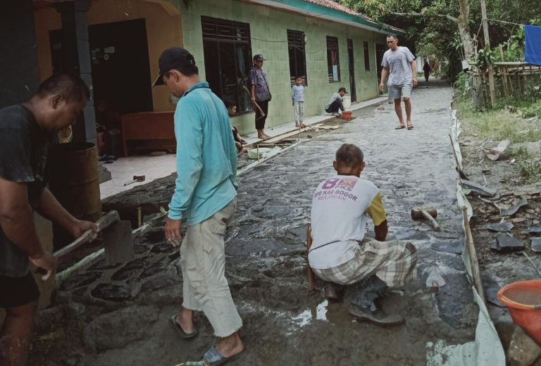 Kades Babakan Sadeng Turun Langsung Pantau Betonisasi Jaling