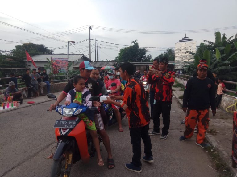 PP Ranting Rawa Panjang Bagikan Ratusan Takjil ke Pengguna Jalan