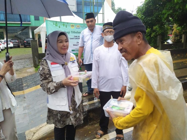 Hujan-hujanan, Kadin Kabupaten Bogor Antusias Bagikan Takjil Gratis
