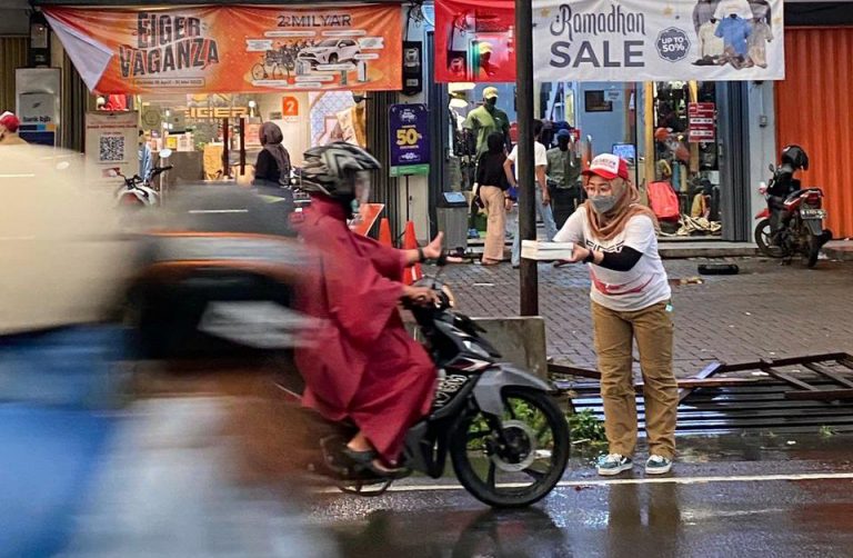 Wujudkan Semangat Kebersamaan Ramadhan, Eiger Serentak Berbagi Takjil