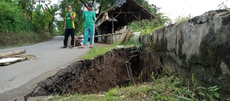 Jalan Ace Tabrani Amblas, TPT Usia Puluhan Tahun Ikut Ambrol