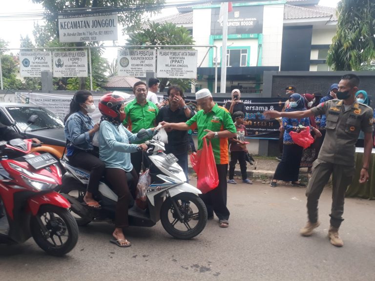 RY Center dan PDAM Jonggol Bagikan Takjil di Alun – Alun
