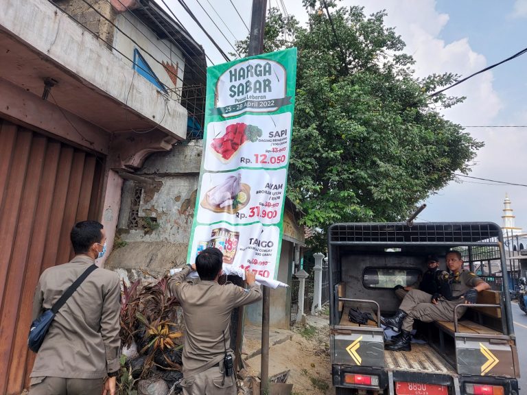 Spanduk dan Umbul-umbul tak Berizin Dibabat Satpol PP