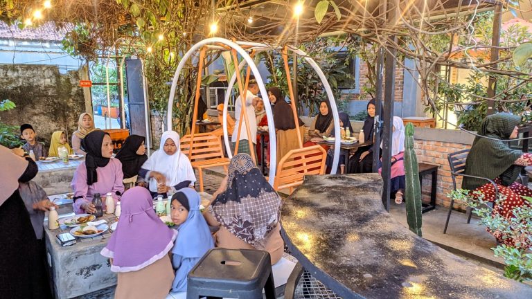 Pemilik Dobel El Ajak Puluhan Anak Yatim Bukber