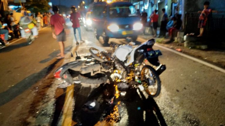 Dua Sepeda Motor Ringsek ‘Adu Banteng’