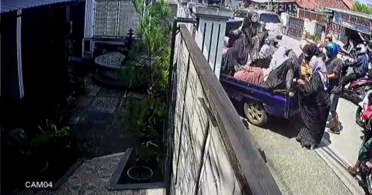 Mobil Pembawa Santriwati Oleng Tabrak Pagar Rumah