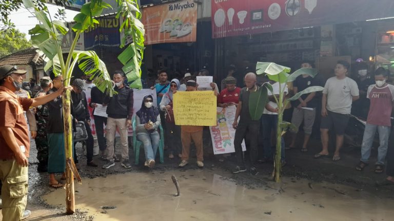 AMM Demo Perbaikan Jalan