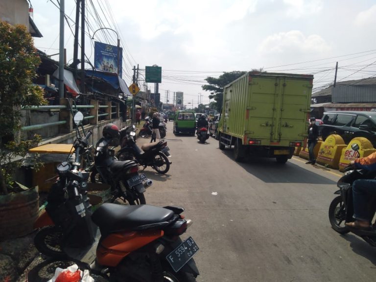 Ada Oknum Pungut Parkir Liar Depan Pasar Ciawi