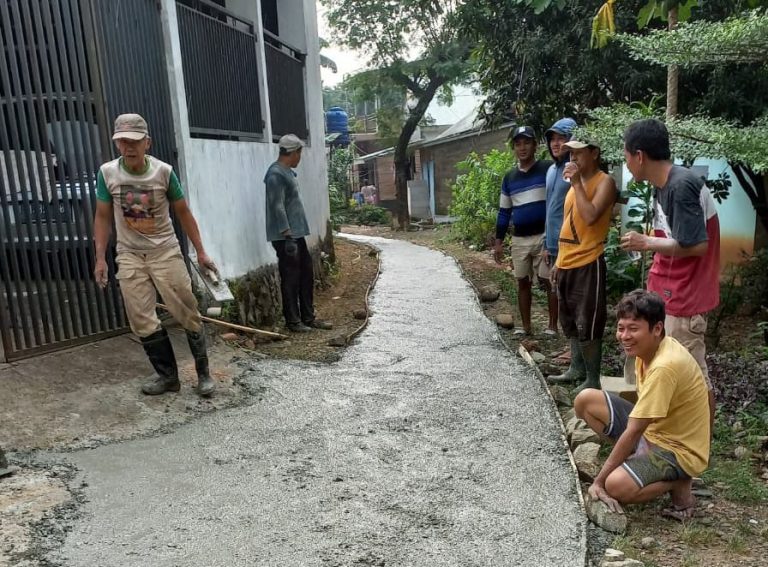 Pemdes Bojong Nangka Beton Jalan Setapak di 30 Titik