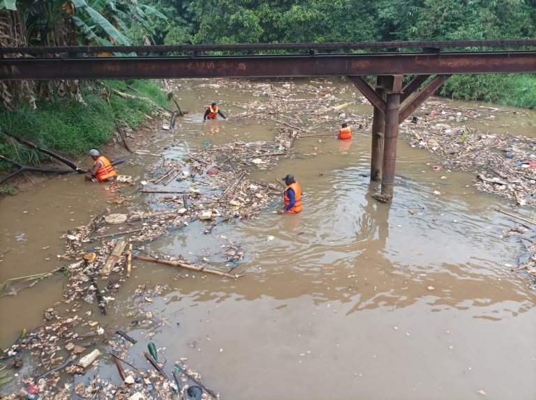 ‘Pasukan Katak’ Bersihkan Sungai Perbatasan Bekasi dan Kabupaten Bogor