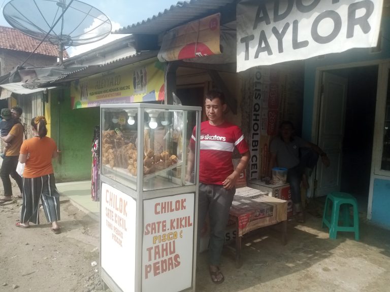 Pedagang Gorengan di Parakanmuncang Butuh Perhatian