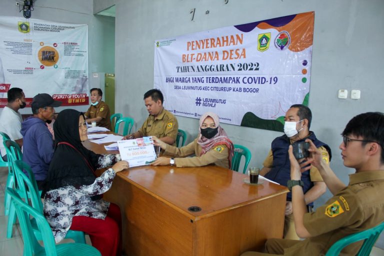 Mudahkan Warga, Pemdes Leuwinutug Pakai Dana Talangan Salurkan BLT DD