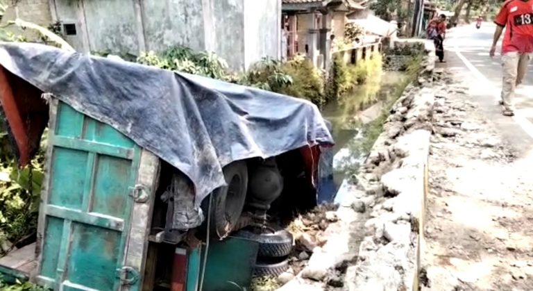 Rem Blong, Truk Nyungsep ke Selokan