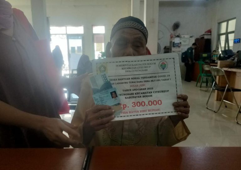 Bagikan BLT-DD Tahap 2, Pemdes Gunungsari Bantu Kesulitan Ekonomi Warga