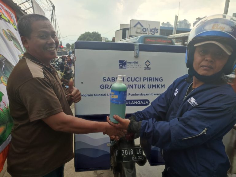 MAI dan Baitulmal Tazkia Distribusikan Sabun Cuci Piring Gratis