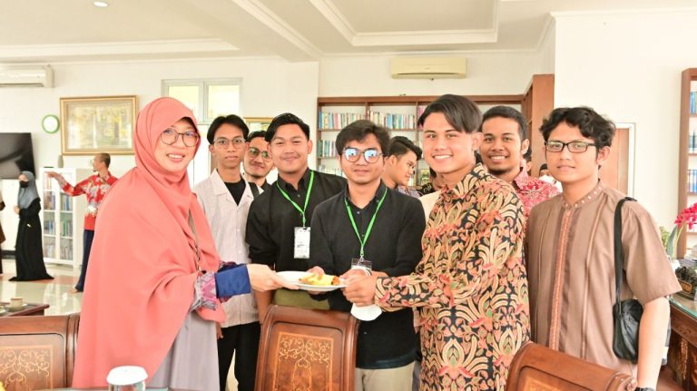 Rektor IAI Tazkia Ajak Mahasiswa Berprestasi dengan Tasyakuran