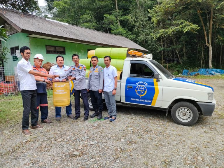 Peduli Lingkungan, Antam Sediakan Tong Sampah di Terminal Leuwiliang