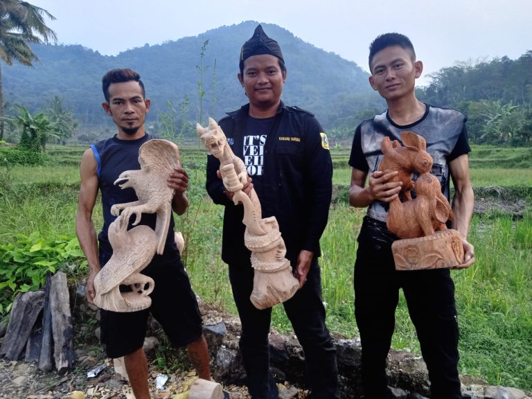 Warga Pamungguan Ubah Limbah Kayu Jadi Kerajinan