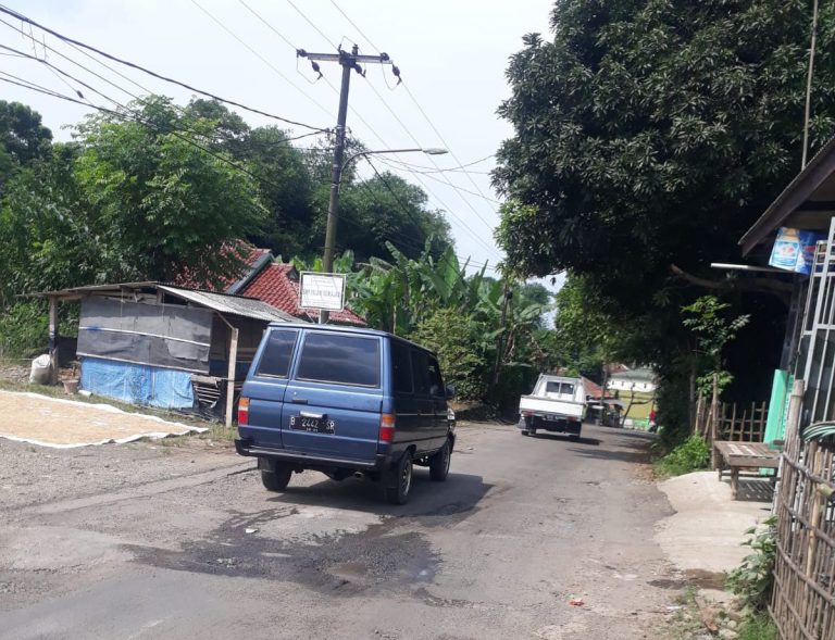 Banyak Lubang, Dinas PUPR Diminta Segera Perbaiki Jalan Loji-Cariu