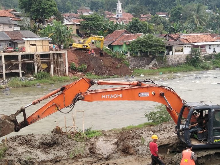 Jembatan Cikaniki II Dibangun Miliaran, Warga Pangkaljaya Sayangkan tak Dipekerjakan