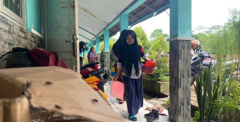 SMP PGRI Sukamakmur Diserbu Ribuan Lalat Hijau