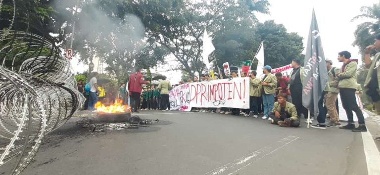 Mahasiswa Geruduk Istana, Minta RKUHP Dibuka ke Publik