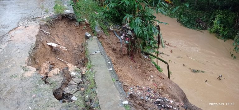 Ancam Keselamatan, Tebing Sungai Cibeureum Longsor