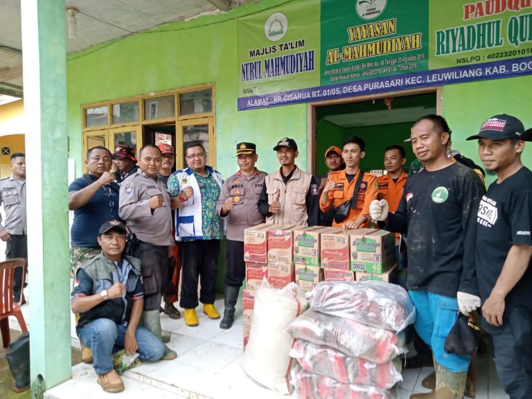 Polsek Leuwiliang Beri Bantuan Korban Banjir